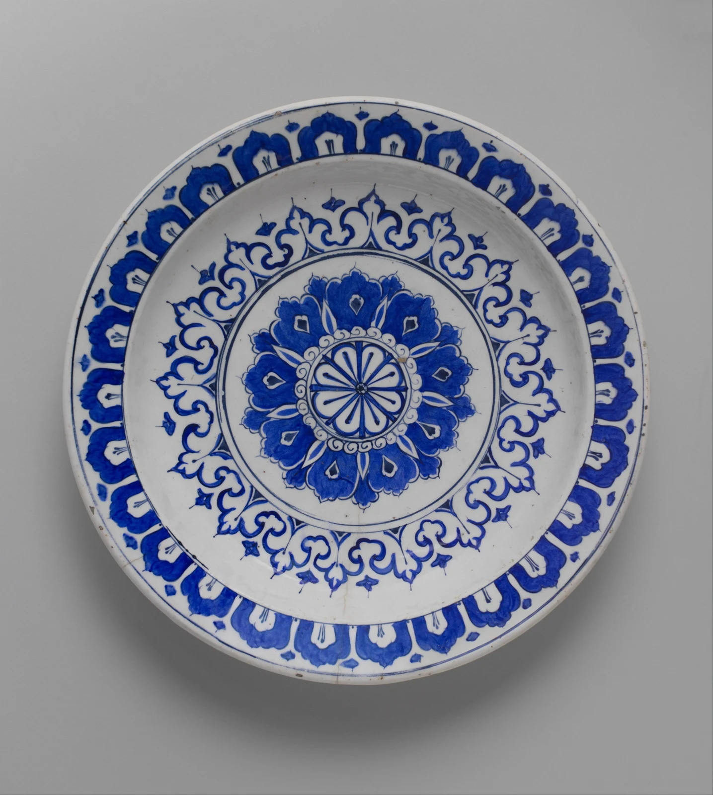 Plat d’Iznik à décor rayonnant bleu et blanc